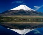 Fuji Yama yanardağ 3.776 metre ile ülkenin en yüksek dağı olan Japonya